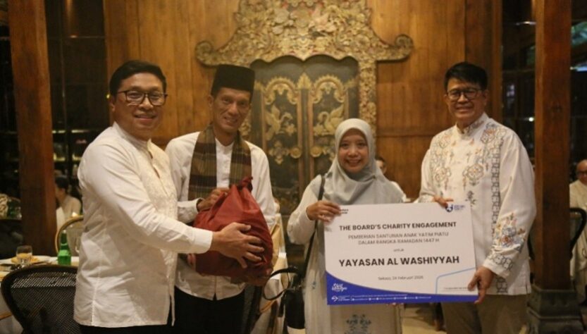 Penyerahan santunan
diwakili oleh Pejabat Eksekutif Aestika Oryza Gunarto dan Komisaris Independen Hari Siaga Amijarso.