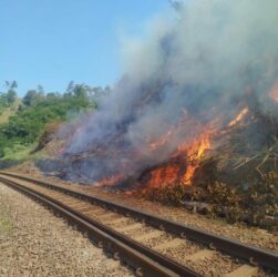 Musim Kemarau, KAI Daop 2 Bandung Himbau Masyarakat Tidak Membakar dan Membuang Sampah Sembarangan di Sekitar Jalur Rel Musim Kemarau, KAI Daop 2 Bandung Himbau Masyarakat Tidak Membakar dan Membuang Sampah Sembarangan di Sekitar Jalur Rel